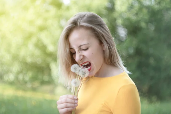 Retrato Uma Jovem Com Dente Leão — Fotografia de Stock