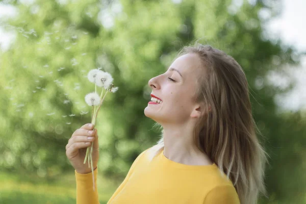 Portret Van Een Jonge Vrouw Met Een Paardenbloem — Stockfoto