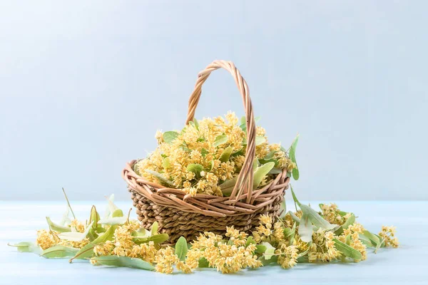 Cesta Com Flores Tília Uma Mesa Madeira — Fotografia de Stock