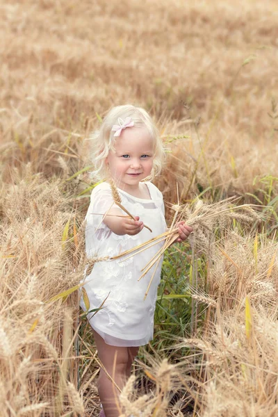 Bambina Che Riposa Campo Grano — Foto Stock