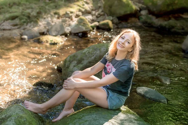 Молодая Женщина Отдыхает Лесу Реки — стоковое фото