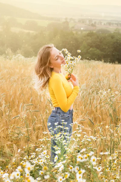 Jonge Vrouw Met Een Boeket Van Madeliefjes Een Tarweveld — Stockfoto