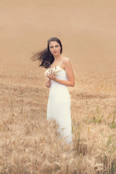 Junge Frau Ruht Sich Einem Sonnigen Tag Einem Weizenfeld Aus — Stockfoto