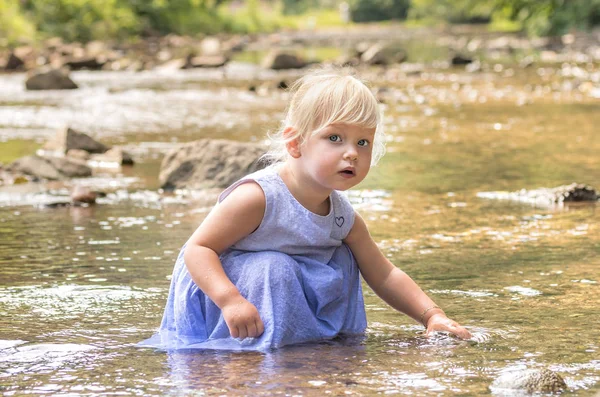 Ragazzina Sta Giocando Con Acqua Fiume — Foto Stock