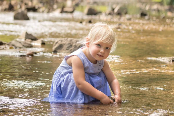 Ragazzina Sta Giocando Con Acqua Fiume — Foto Stock