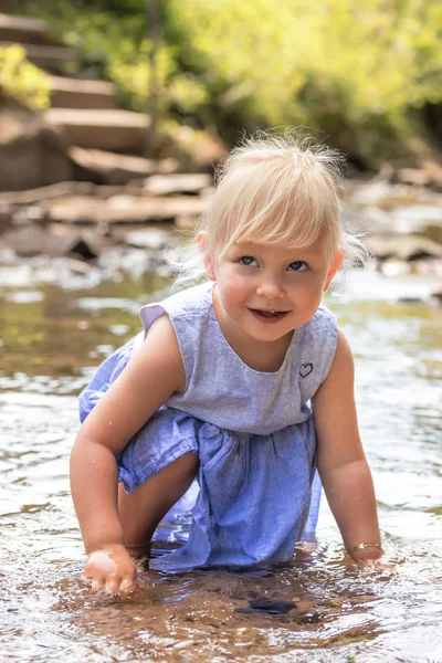 Ragazzina Sta Giocando Con Acqua Fiume — Foto Stock