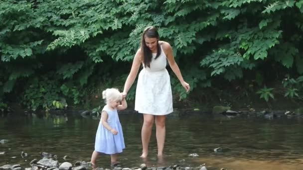 Mère Avec Une Petite Fille Marchent Long Rivière — Video