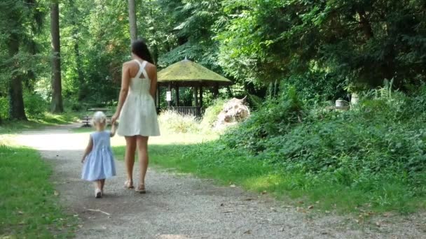 Мать Дочь Гуляют Лесу — стоковое видео