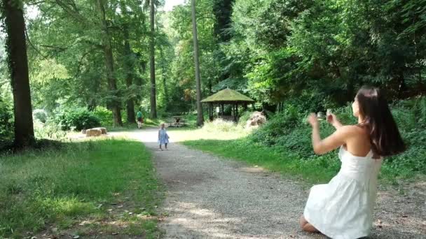 Mor Och Dotter Vandrar Skogen — Stockvideo