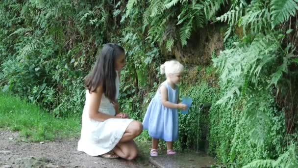 Mamma Med Liten Dotter Dricka Vatten Från Källa — Stockvideo