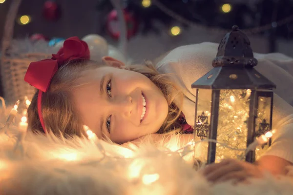 Kerstmis Achtergrond Met Kleine Meisje Achtergrond Van Een Kerstboom — Stockfoto