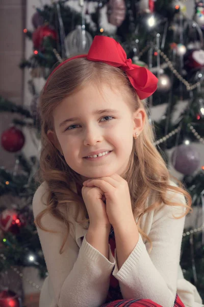 Kerstmis Achtergrond Met Kleine Meisje Achtergrond Van Een Kerstboom — Stockfoto