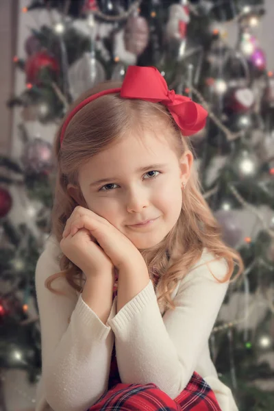 Boże Narodzenie Tło Małą Dziewczynką Tle Choinki — Zdjęcie stockowe