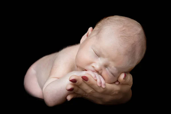 Slapende Pasgeboren Baby Handen Van Ouders Een Zwarte Achtergrond — Stockfoto