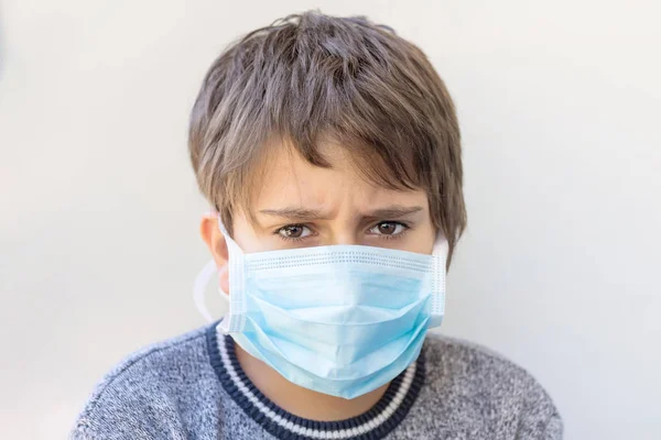 Retrato Niño Con Una Máscara Médica Protección Contra Virus — Foto de Stock