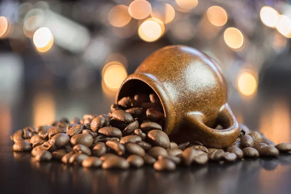 Kaffee Hintergrund Mit Bohnen Und Einer Tasse Geringe Schärfentiefe — Stockfoto