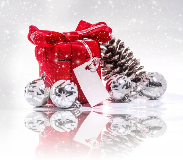 Kerstmis Achtergrond Met Kerst Ballen Cadeau Reflectie — Stockfoto