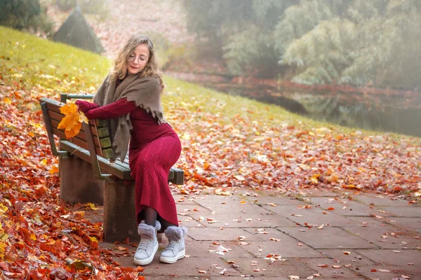 Portret Van Een Jonge Vrouw Herfst Park — Stockfoto