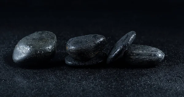 Piedras Zen Con Gotas Rocío Sobre Fondo Negro —  Fotos de Stock