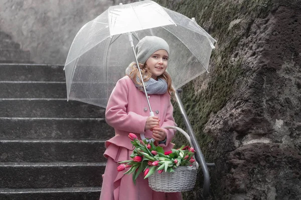 Menina Com Buquê Tulipas Dia Chuvoso — Fotografia de Stock