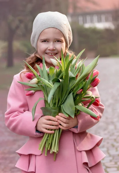 Dívka Kyticí Tulipánů — Stock fotografie