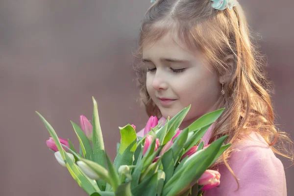 チューリップの花束を持つ女の子 — ストック写真