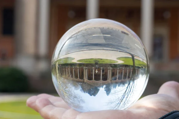 Image abstraite d'une ville dans une boule de cristal — Photo