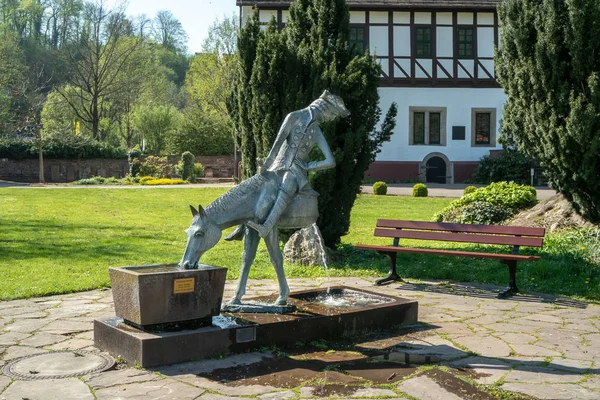 Скульптура "Lgenbaron von Mnchhausen " — стоковое фото