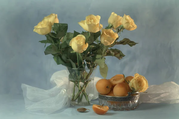 Stilleven met rijpe abrikozen en rozen — Stockfoto