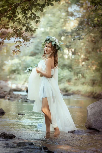 Retrato de una niña en la imagen de una ninfa del bosque —  Fotos de Stock