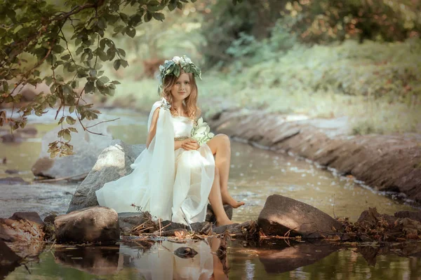 Portret van een meisje in het beeld van een bos nimf — Stockfoto