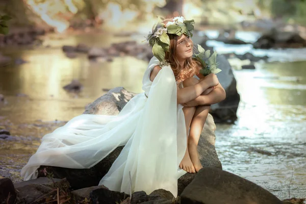 Retrato de una niña en la imagen de una ninfa del bosque —  Fotos de Stock