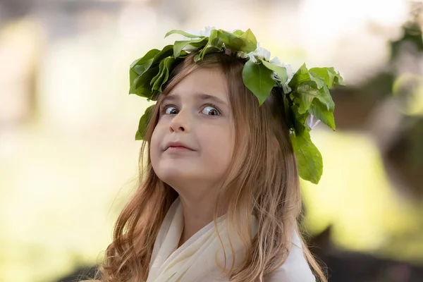 Retrato de uma menina à imagem de uma ninfa da floresta — Fotografia de Stock