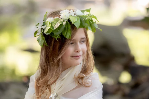 Retrato de una niña en la imagen de una ninfa del bosque —  Fotos de Stock