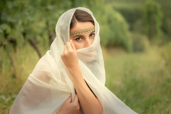 Jonge vrouw in tuniek oogsten druiven — Stockfoto