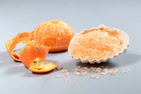 Sal de banho cítrico com tangerinas frescas em uma mesa de madeira — Fotografia de Stock