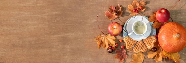 Autumn, fall leaves, a hot steaming cup of coffee, pumpkin and a — Stock Photo, Image