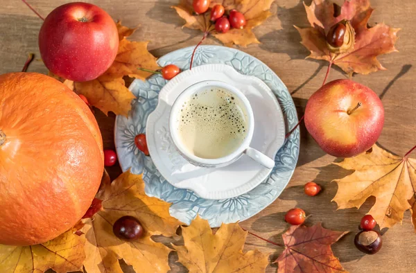 Ősz, őszi levelek, forró gőzölgő csésze kávé, tök és egy — Stock Fotó
