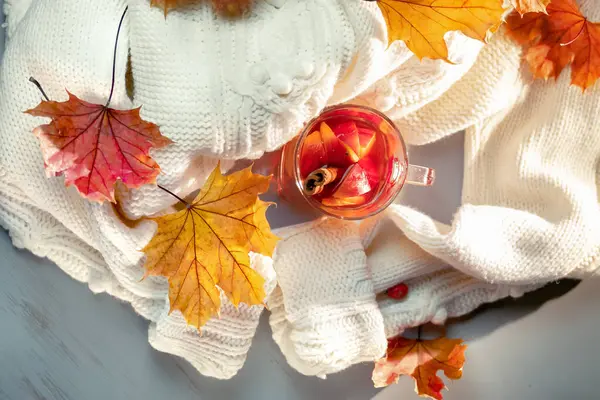 Heißer Grog, warmer Pullover und Herbstlaub — Stockfoto