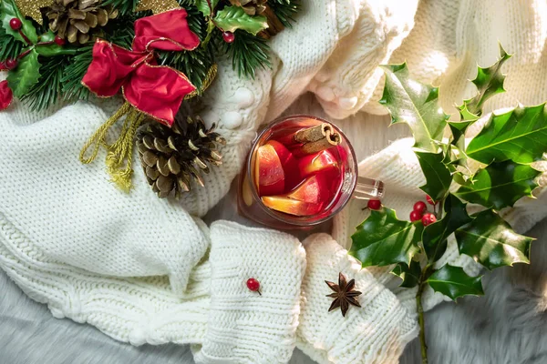 Punch chaud, pull chaud et décorations de Noël — Photo