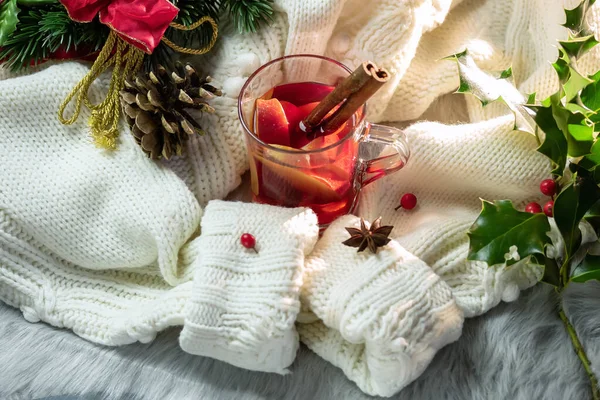 Punch caldo, maglione caldo e decorazioni natalizie — Foto Stock