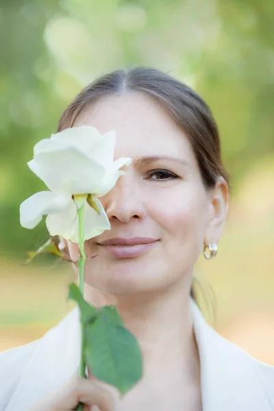 Retrato Uma Mulher Meia Idade Com Uma Rosa Branca — Fotografia de Stock