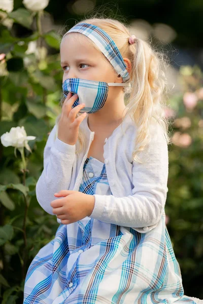 Niña Una Máscara Protectora — Foto de Stock