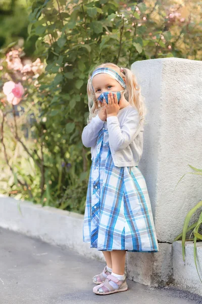 Klein Meisje Met Een Beschermend Masker — Stockfoto