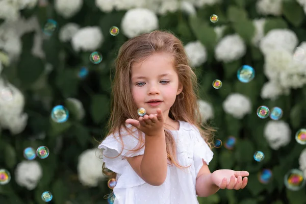 Klein Meisje Spelen Met Zeepbellen — Stockfoto