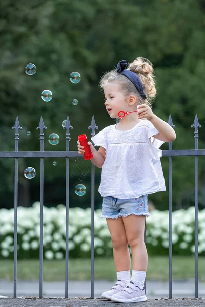 Klein Meisje Spelen Met Zeepbellen — Stockfoto