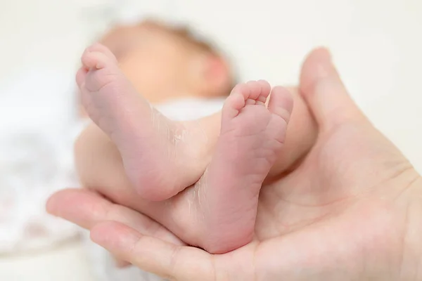 婴儿的脚在父母的手里紧紧地握住 — 图库照片