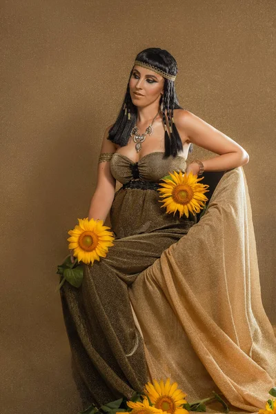 Portret Van Een Zwangere Vrouw Naar Het Beeld Van Cleopatra — Stockfoto