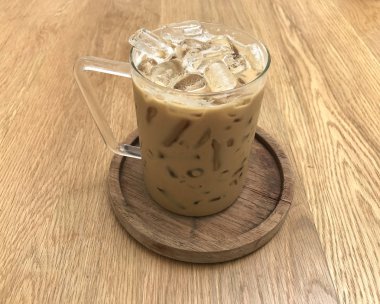 ahşap masa olarak buzlu kahve