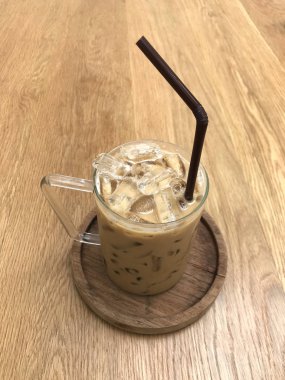 ahşap masa olarak buzlu kahve